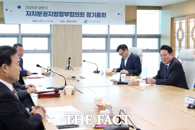 최대호 안양시장(오른쪽)이 25일 자치분권지방정부협 정기총회에서 발언하고 있다. /안양시