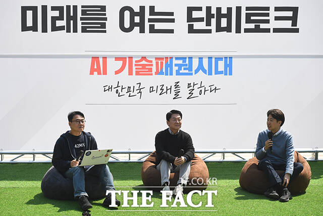 안철수 국민의힘 대선 경선 후보(가운데)와 이준석 개혁신당 대선 후보(오른쪽)가 25일 오후 경기도 성남시 판교역 앞 광장에서 열린 미래를 여는 단비토크, Ai 기술패권시대 대한민국 미래를 말하다에 참석해 발언을 하고 있다. /성남=장윤석 기자