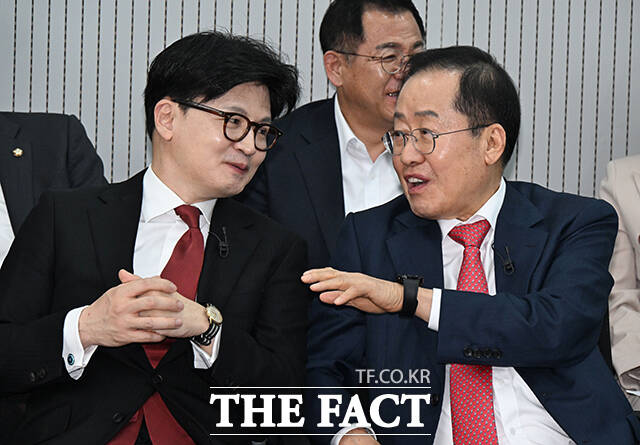 23일 서울 여의도 국민의힘 중앙당사에서 열린 2차 경선 토론회 미디어데이에서 국민의힘 한동훈, 홍준표 대선 경선 후보가 이야기를 하고 있다. /국회사진취재단