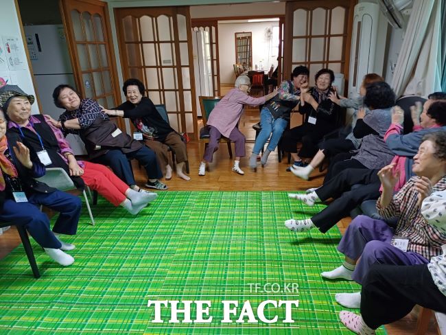 노인들이 경로당에서 그린나래 평생학습 교육을 받는 모습./안양시