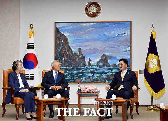 우원식 국회의장(오른쪽)과 대화 나누는 문재인 전 대통령(가운데).