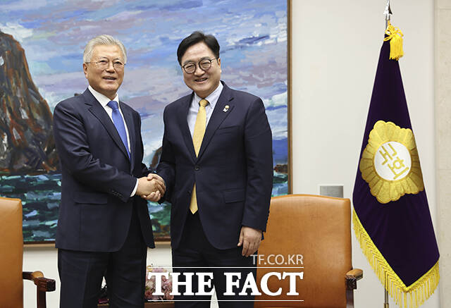 4·27 판문점선언 7주년 기념식 참석차 국회를 방문한 문재인 전 대통령(왼쪽)이 25일 오후 서울 여의도 국회에서 우원식 국회의장과 면담을 하기 전 기념사진 촬영을 하고 있다. /국회사진취재단