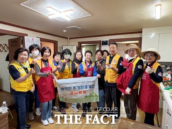 대한적십자사 대전세종협의회는 24일 대전 비래동 소재 취약계층 가구에서 봉사원 20여 명이 참여한 가운데 쾌적한 주거환경개선 봉사활동을 실시했다. /대한적십자사 대전세종협의회