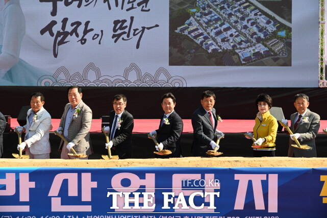 박정현 부여군수를 비롯한 관계자들이 25일 충남 부여군 홍산면 정동리 일원에서 열린 ‘부여일반산업단지 조성사업’ 착공식에서 첫 삽을 뜨고 있다. /부여군