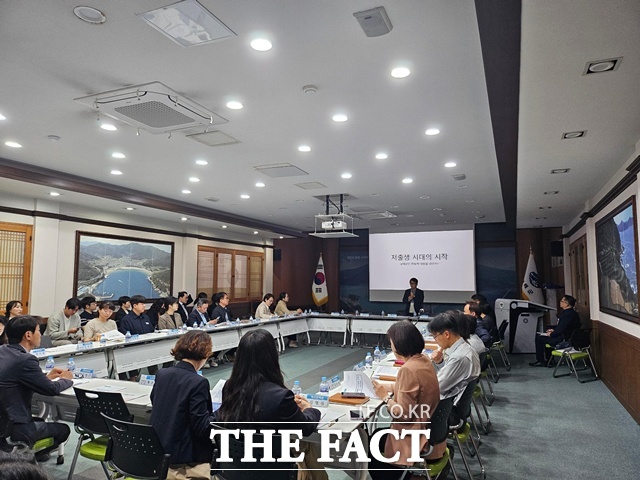 남해군이 ‘지역활력 인구대책 TF팀’ 2차 정기회의를 개최하고 정재훈 교수 초청 특강을 가졌다./남해군