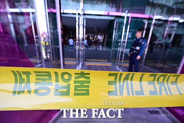 25일 서울 강남구 코엑스에서 화재가 발생해 출입문이 통제되고 있다. /남윤호 기자