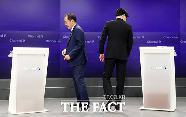 25일 오후 종로구 동아미디어센터 채널A스튜디오에서 국민의힘 대선 2차 경선 진출자인 한동훈, 홍준표 후보가 기념촬영 후 자리로 돌아가고 있다. /국회사진취재단