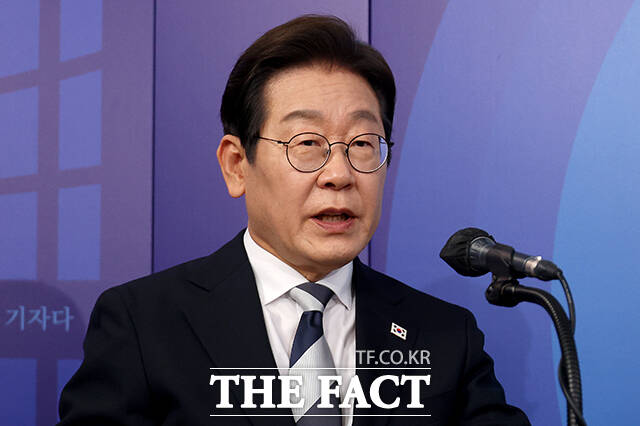 이재명 더불어미주당 대선 경선 후보는 25일 4.27 판문점 선언 7주년 기념식우리에게 평화는 생존이고 번영이다. 저, 이재명은 흔들림 없이 평화의 길, 성장의 길을 걸어가겠다. 국민과 함께라면, 반드시 해낼 수 있다고 했다. /국회사진취재단