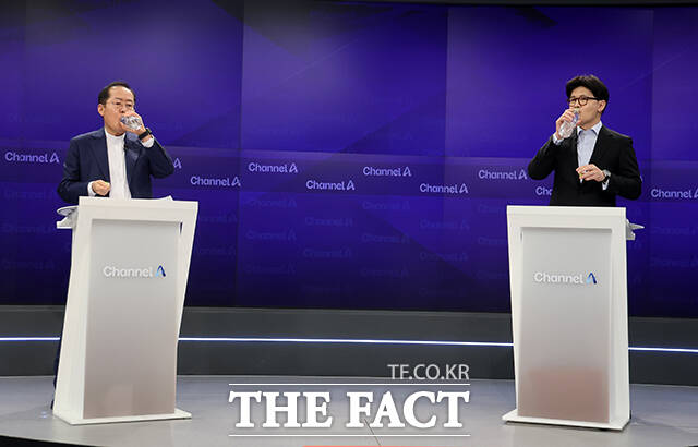 국민의힘 대선 2차 경선 진출자인 한동훈, 홍준표(왼쪽) 후보가 25일 오후 서울 종로구 동아미디어센터 채널A 오픈스튜디오에서 열린 국민의힘 2차 경선 맞수 토론회에 참석해 두 번째 토론 시작 전 물을 마시고 있다. /국회사진취재단