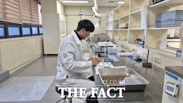 대전 정수장에서는 원수, 여과수, 정수 등 각 공정별로 미세거름망을 설치해 유충 존재 여부를 상시 모니터링한다. 사진은 샘플링한 여과사 내 유충 여부를 확대경으로 조사하는 모습 /대전시