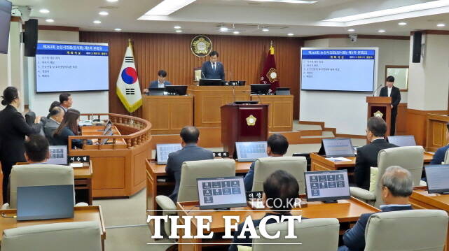 논산시의원들이 25일 본회의장에서 제263회 임시회 제1차 본회의를 하고 있다. /김형중 기자