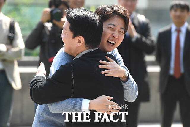 안철수 국민의힘 대선 경선 후보(왼쪽)와 이준석 개혁신당 대선 후보가 25일 오후 경기도 성남시 판교역 앞 광장에서 열린 미래를 여는 단비토크, Ai 기술패권시대 대한민국 미래를 말하다에서 만나 포옹하고 있다./판교=장윤석 기자