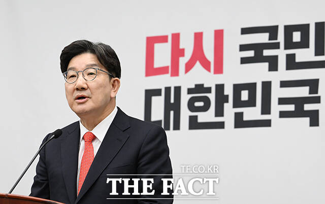 권성동 국민의힘 원내대표가 25일 문재인 전 대통령이 2억1700만원 뇌물수수 혐의로 검찰에 기소된 사건을 언급하면서, 민주당의 행보에 대해서도 강하게 비판했다. /박헌우 기자