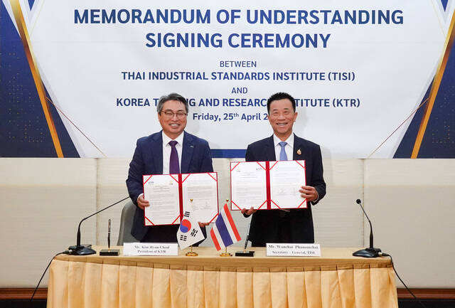 김현철 한국화학융합시험연구원(KTR) 원장(왼쪽)이 완차이 파놈차이 태국 산업표준원 사무총장과 상호 협력을 위한 업무협약을 맺고 기념촬영을 하고 있다. /KTR