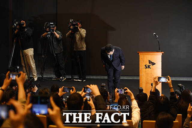 유영상 SK텔레콤 대표이사가 25일 오전 서울 중구 SKT타워에서 긴급 기자회견을 열고 SK텔레콤 이용자 유심(USIM) 정보가 해커 공격으로 유출된 것과 관련해 고개숙여 사과하고 있다. /장윤석 기자