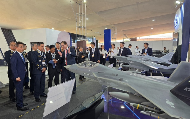 한국항공우주산업(KAI)은 24일부터 27일까지 페루 리마 육군본부에서 열리는 중남미 대표 방산전시회 SITDEF 2025에 참가해 중남미 시장 확대에 나선다고 25일 밝혔다. KAI 강구영 사장(앞줄 왼쪽부터 4번째)이 부스를 방문한 참여국 관계자에게 전시 기종을 설명하고 있다. /KAI