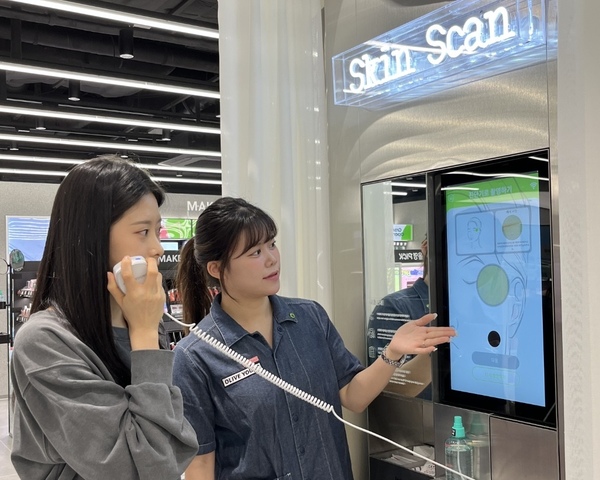 CJ올리브영이 올해 연말까지 전국 주요 상권 내 중대형 매장 100여 곳에 체험형 뷰티 서비스를 단계적으로 확대한다. /올리브영