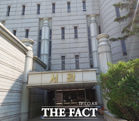 항소심 재판이 진행된 서울중앙지법 서관 422호 법정 주변은 비교적 조용하고 한산한 분위기였다. 좌석을 신청한 방청객들 외엔 특별히 눈에 띄는 모습을 찾아볼 수 없었다. / 강일홍 기자