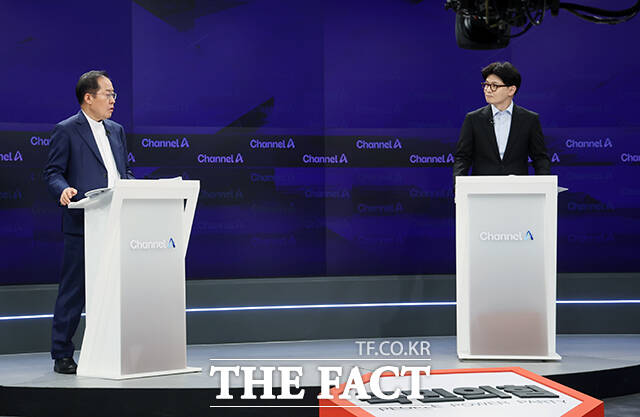 25일 오후 종로구 동아미디어센터 채널A스튜디오에서 국민의힘 대선 2차 경선 진출자인 한동훈(오른쪽), 홍준표 후보가 토론을 하고 있다. /국회사진취재단