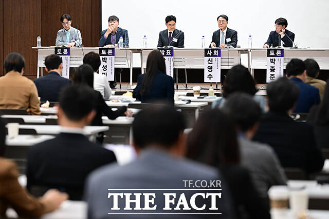 개인정보 보호법의 분야별 쟁점과 향후 과제를 주제로 열린 제1주제 토론에서 이동진 서울대 법학전문대학원 교수, 박성민 경상대 법과대학 교수, 방동희 연세대 법학전문대학원 교수, 신영수 한국경쟁법학회 회장, 박종준 강원대 법학전문대학원 교수(왼쪽부터)가 토론을 진행하고 있다.
