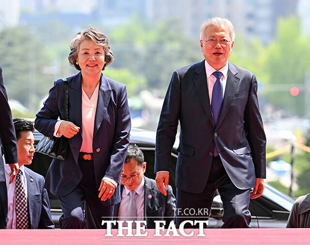 4·27 판문점선언 7주년 기념식 참석차 국회를 방문한 문재인 전 대통령과 김정숙 여사(왼쪽)가 25일 오후 서울 여의도 국회에서 우원식 국회의장과 면담을 하기 위해 이동하고 있다. /국회사진취재단