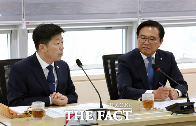 박정주 충남도 행정부지사(왼쪽)가 25일 천안시청에서 김석필 천안시 부시장 등 간부공무원들과의 간담회에 참석해 시장 궐위에 따른 대책을 논의하고 있다. /충남도