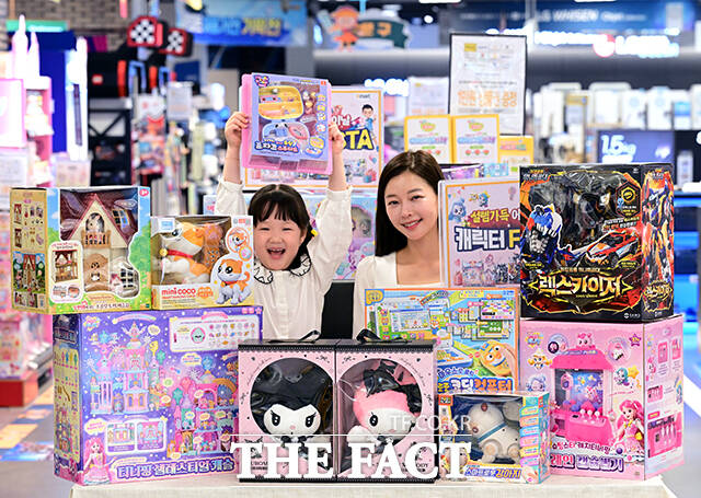 이마트의 모델들이 25일 오전 서울 용산구 이마트 용산점에서 어린이날 완구 할인 행사를 알리고 있다. /남윤호 기자