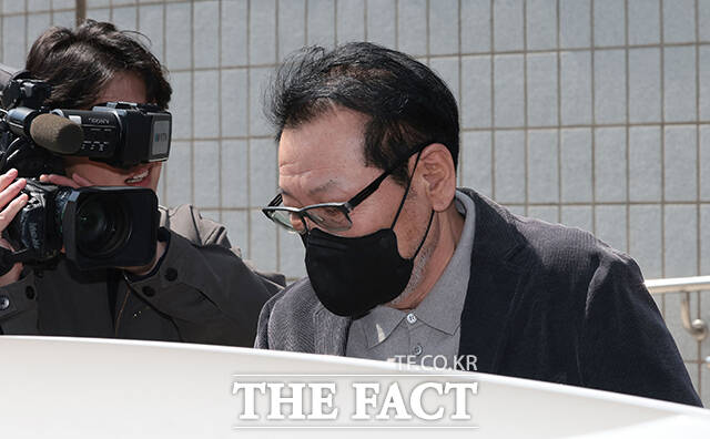 2018년 지방선거 당시 불법 정치자금을 수수한 혐의로 기소된 무속인 건진법사 전성배가 지난 7일 오후 서울 양천구 서울남부지법에서 열린 불법 정치자금 수수 의혹 관련 공판을 마치고 법원 청사를 나와 차량에 탑승하고 있다. /서예원 기자