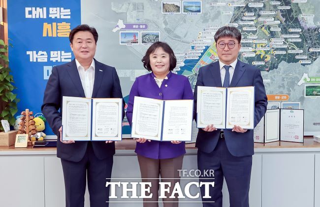 서울대 시흥캠퍼스 시설 이용 활성화 협약을 체결한 (왼쪽부터) 임병택 시흥시장, 오인열 시흥시의장, 신영기 서울대 본부장 /시흥시