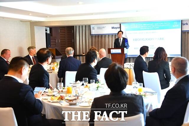 25일 오전 7시 30분 위스틴 조선 부산에서 열린 주한유럽상공회의소 초청 조찬 간담회에서 박형준 부산시장이 인사말을 하고 있다. /부산시