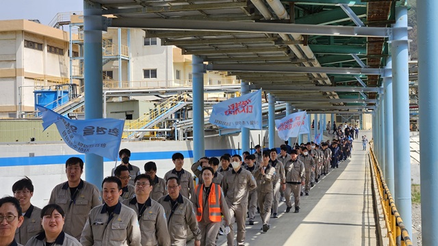 영풍은 지난 18일 경북 봉화군 석포제련소에서 리스타트 선포식을 개최했다. 무사고·친환경 경영을 통한 100년 지속가능 제련소로 거듭나겠다는 의지다. /영풍