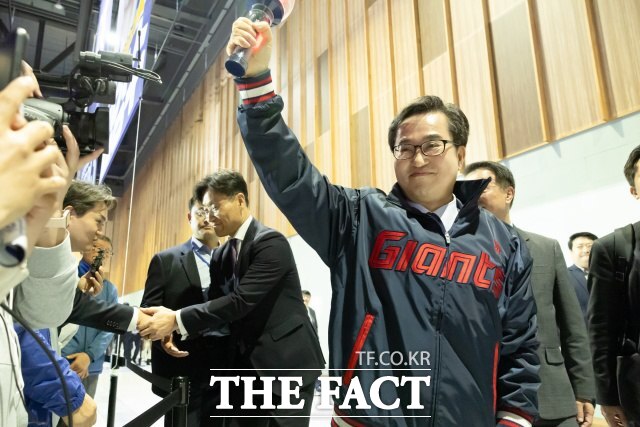 김 후보는 20일 열린 영남권 합동연설회에선 롯데 자이언츠 유니폼에 NC다이노스 버튼을 단 채로 입장했다. 이날 입장곡은 삼성라이온즈 오승환 선수의 테마곡인 Lazenca, Save Us였다. /김동연 캠프 제공