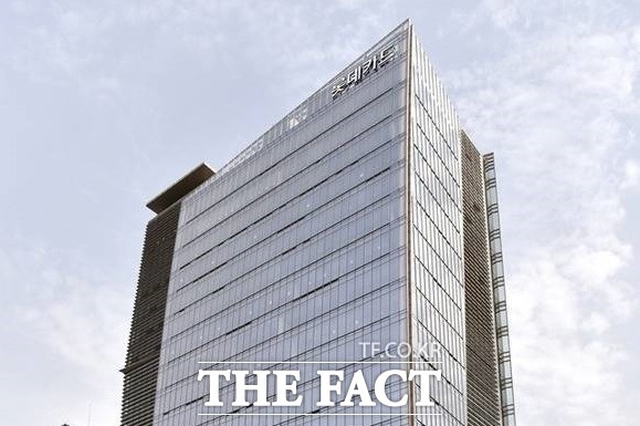 롯데카드가 시스템 개선 작업에 따라 오는 27일 일요일 0시부터 6시까지 6시간 동안 디지로카앱 및 홈페이지 서비스와 로카페이(앱카드) 결제 서비스를 일시 중단한다. /더팩트 DB