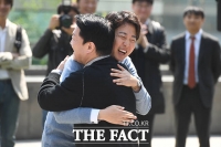  판교에서 포옹하는 안철수와 이준석 [포토]