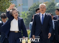 반갑게 손 흔드는 김정숙 여사 [포토]