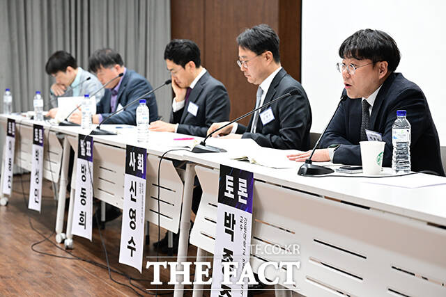 제1주제 토론 발언하는 박종준 강원대 법학전문대학원 교수(오른쪽).
