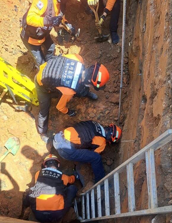 경찰과 소방 당국에 따르면 26일 낮 12시 21분께 경기 고양시 일산동구의 한 도로 오수관 공사 현장에서 흙더미가 무너져 내리는 사고가 발생했다. /경기도북부소방재난본부.뉴시스