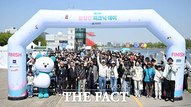 상상인 그룹 2025 피크닉데이 가족, 동료와 함께 걷기 행사가 26일 오전 경기 하남시 미사경정공원에서 열린 가운데 임직원과 가족들이 손을 흔들고 있다. /하남=박헌우 기자