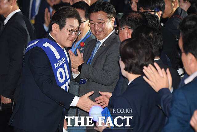 이재명 후보는 이번 대선은 단순한 선거가 아니다라며 파괴된 민생과 민주주의를 살리고 위협받는 평화를 회복시키고, 멈춰버린 경제를 살리는 중대사 중의 중대사라고 말했다. /장윤석 기자