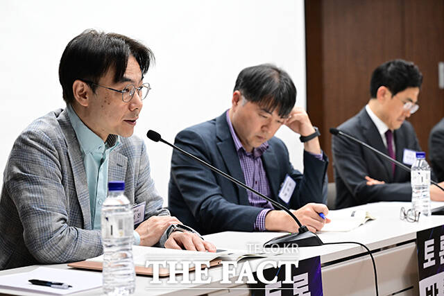 이동진 서울대 법학전문대학원 교수(왼쪽)가 제1주제 토론에 참여하고 있다.