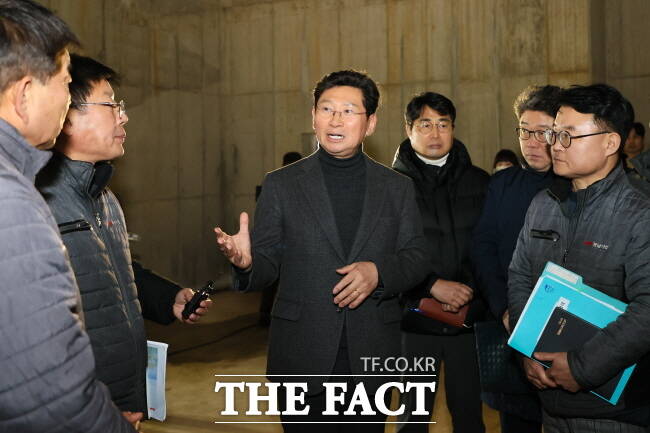 이상일 용인시장이 양지면 경남아너스빌디센트 건설 현장을 방문해 상황을 살피고 있는 모습./용인시