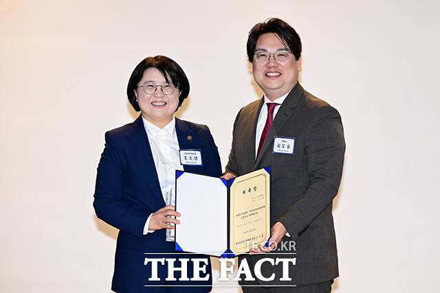 이날 김도승 개인정보보호법학회 회장(오른쪽)이 조소영 국민권익위원회 부위원장을 개인정보보호법학회 고문으로 위촉한 후 기념촬영을 하고 있다.