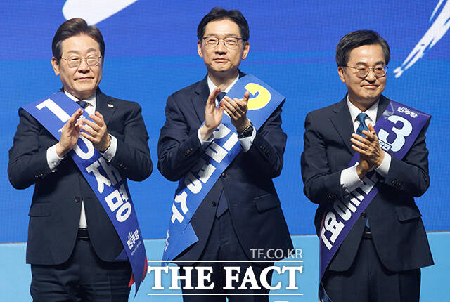 이재명·김경수·김동연 더불어민주당 대선 경선 후보가 26일 광주 서구 김대중컨벤션센터에서 열린 제21대 대통령선거 후보자 선출을 위한 호남권 합동연설회에서 기념촬영을 하고 있다. /광주=장윤석 기자