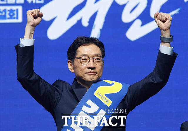처음으로 무대에 오른 김경수 후보는 자신을 호남의 사위로 소개하면서 5.18 광주정신의 헌법 전문 수록을 다짐했다. /장윤석 기자