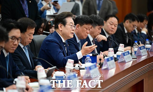 이재명 더불어민주당 대선 경선 후보(가운데)가 21일 오전 서울 여의도 금융투자협회에서 열린 자본시장 활성화를 위한 정책간담회에서 발언하고 있다. /남윤호 기자