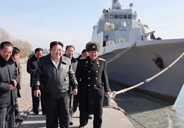 북한이 지난 25일 김정은 국무위원장이 참석한 가운데 5000톤(t)급 신형 다목적구축함 최현호를 공개했다. 사진은 김정은 북한 국무위원장(가운데). /조선중앙TV 갈무리.뉴시스