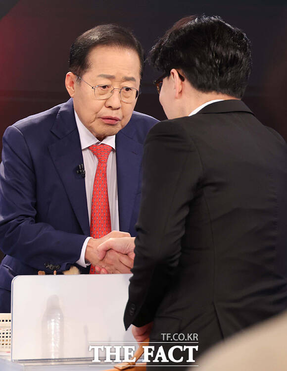 26일 오후 서울 중구 매경미디어센터에서 열린 국민의힘 대통령 선거 제2차 경선 후보자 토론회에서 홍준표 후보(왼쪽)와 한동훈 후보가 인사를 나누고 있다. /국회사진취재단