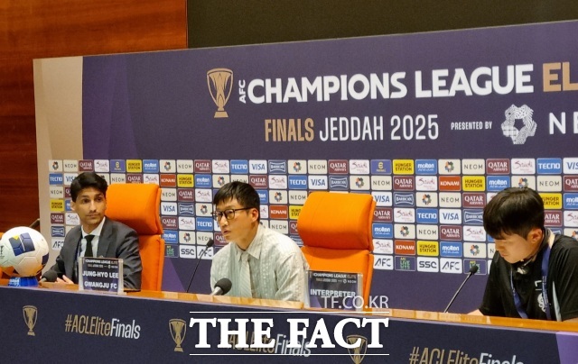 광주FC의 이정효 감독이 26일 알 힐랄과 2024~2025 ACLE 8강전에서 0-7로 대패한 후 기자회견에서 소감을 밝히고 있다./제다=K리그