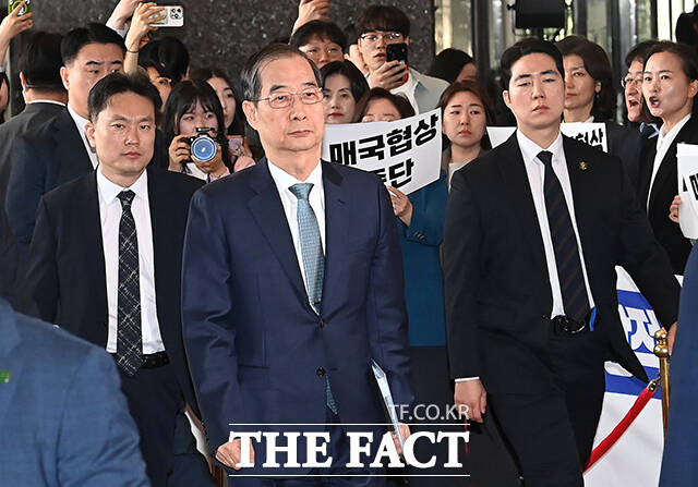 황정아 민주당 대변인은 26일 한 대행의 대선 출마선언이 곧 이뤄진다는 보도가 쏟아지고 있다. 한 대행의 파렴치한 간 보기 대권 도전에 대한민국이 노욕의 제물로 전락했다고 비판했다. /박헌우 기자