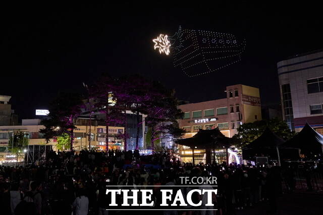 제64회 아산 성웅 이순신 축제의 드론라이트쇼–하늘 위에 그리는 영웅의 길에서 800대의 드론이 이순신 장군의 일대기를 환상적인 빛으로 연출했다./아산시